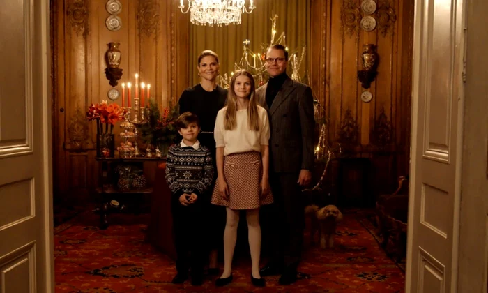 Printesa Victoria, Printul Daniel, Printesa Estelle si Printul Oscar al Suediei de Craciun   casa regala suedeza (1) jpg