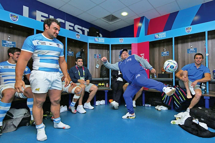 
    Maradona a jonglat cu balonul oval   