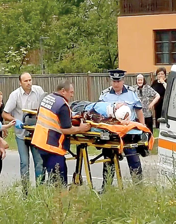 
    Paramedicii au reușit să-i salveze viaţa bărbatului  