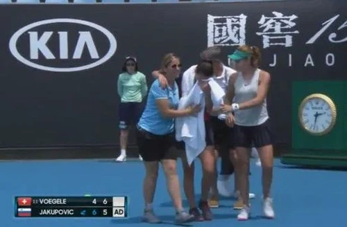Dalila Jakupovic nu a putut iesi pe picioarele ei de la Australian OpenCaptură video Eurosport