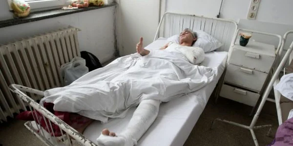 Victima este internat la secţia de oropedie a Spitalului Judeţean din Craiova