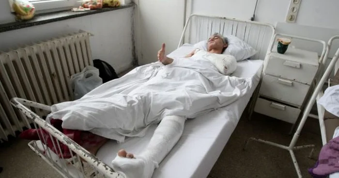 Victima este internat la secţia de oropedie a Spitalului Judeţean din Craiova