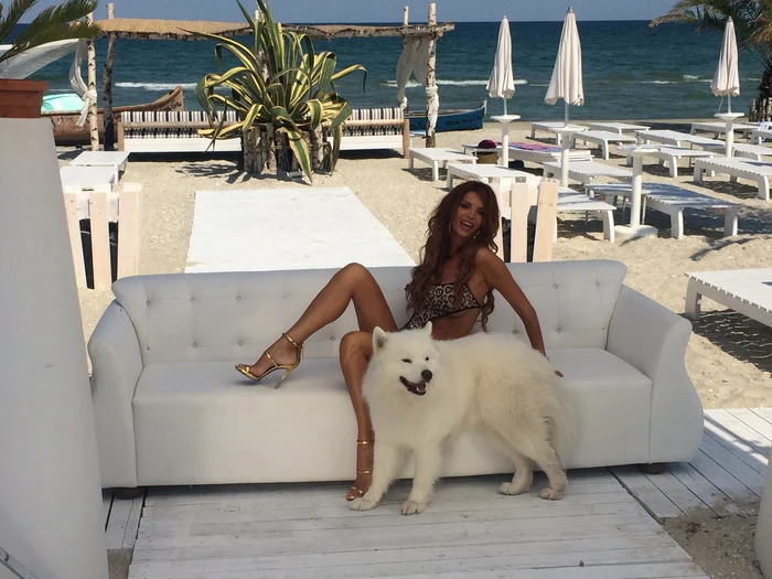 
    Cristina Spătar (43 de ani) alături de unul dintre modelele lui Cătălin Botezatufoto: arhiva personală  