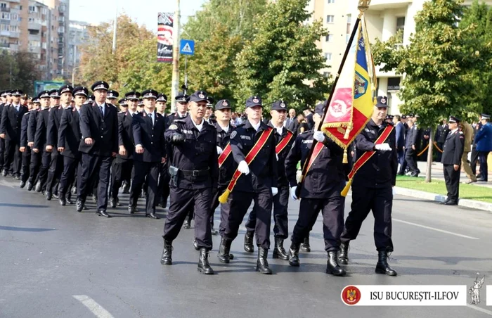 Prin înmânarea drapelului de luptă, pompierilor ISU Bucureşti-Ilfov le sunt recunoscute meritele