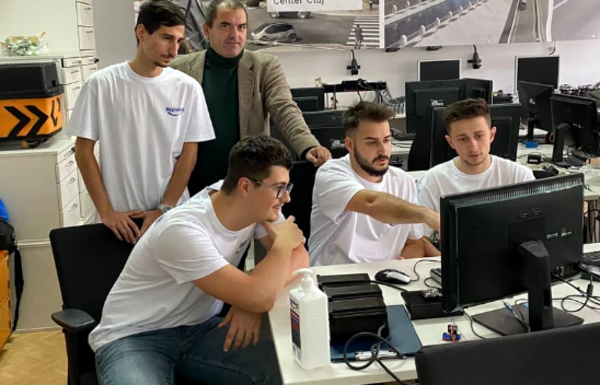 Profesorul Florin Marin Bogdan alături de studenţii săi FOTO arhiva personală
