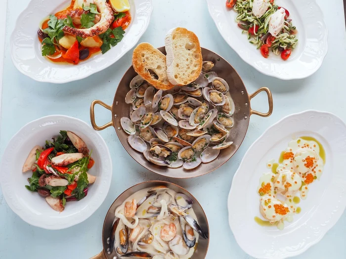 Cei doi români au scăpat de închisoare datorită unui platou cu fructe de mare  FOTO Pexels
