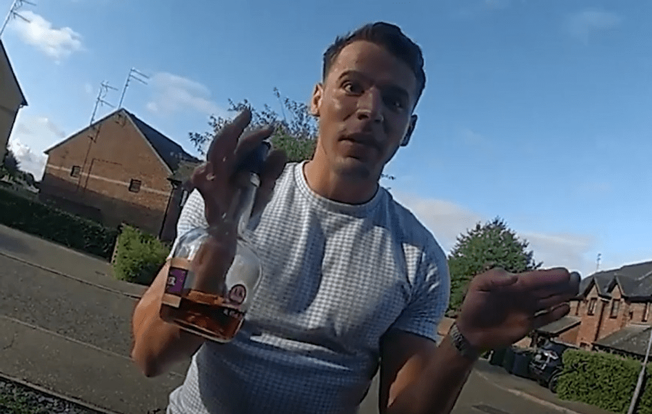 Tupeu criminal. Un ucigaș a fost prins după ce s-a întors la locul faptei și a bravat în fața polițiștilor. „Orașul e al meu” VIDEO
