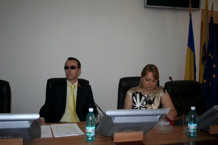 Florin Ţîrlea, alături de secretarul judeţului, Raluca Dan, după alegerile locale din 2012