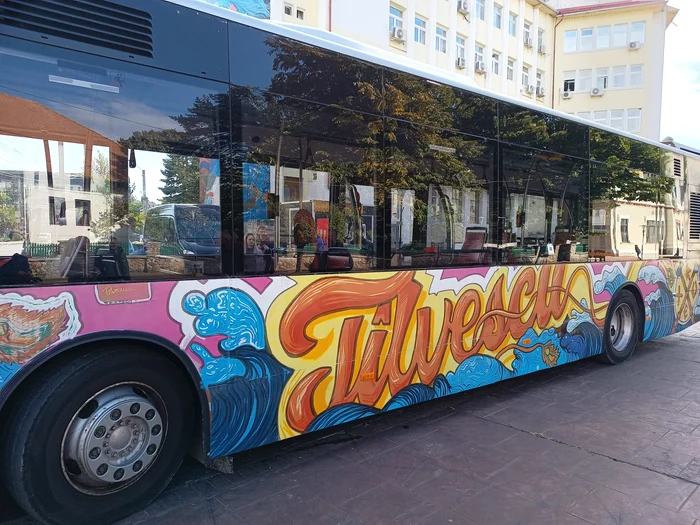 Autobuzul desenat cu numele Denisei Foto: Alin Ion