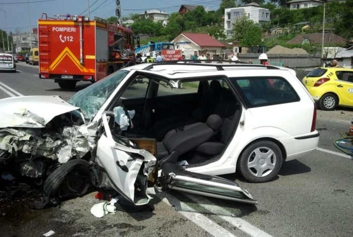 Fordul implicat în accident a fost avariat aproape în totalitate. Foto: Ziarul de Iaşi