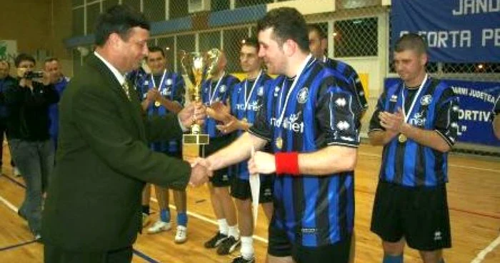 Generalul de brigadă Viorel Sălan, şeful IJJ Hunedoara, le-a acordat trofeul pompierilor.