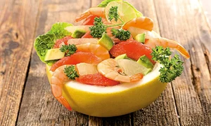 salata de grepfuri cu creveti si avocado jpg