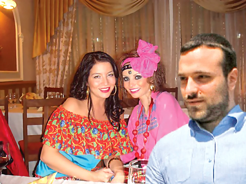 
    Andrei are copii  cu cele două femei  