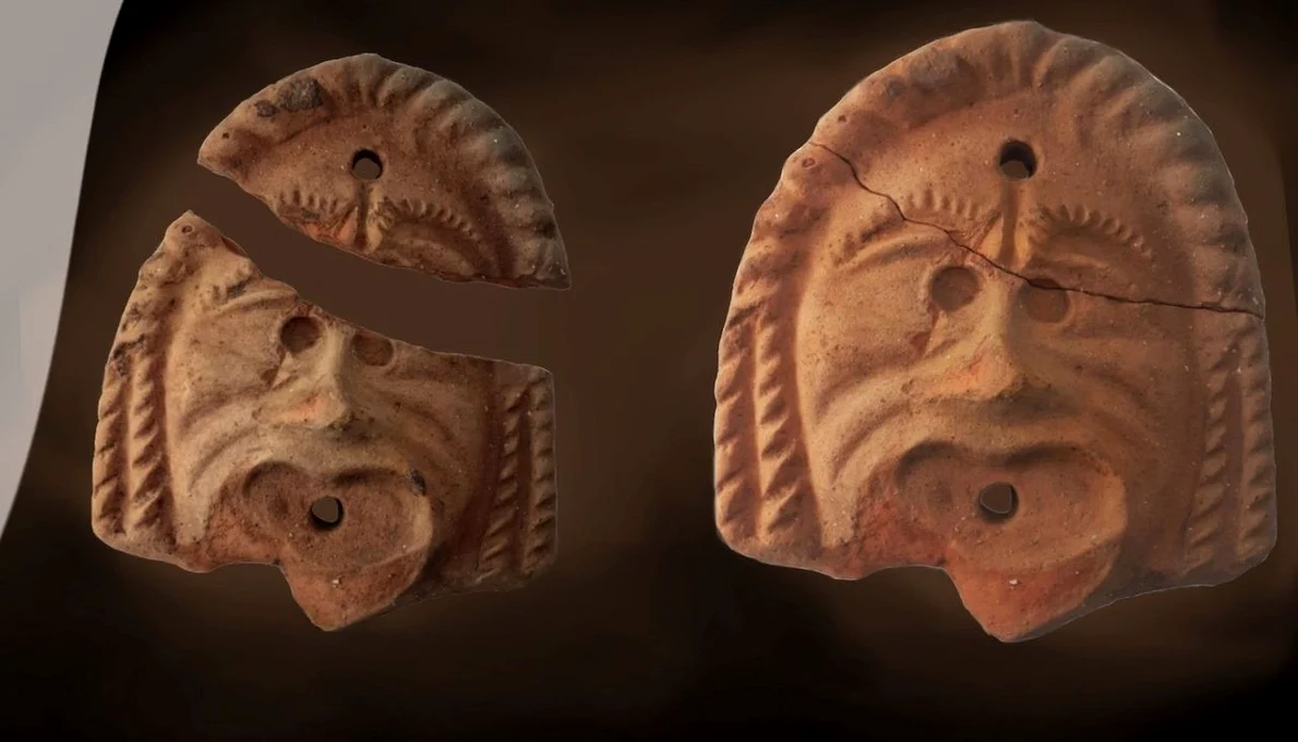 Antefixul cu mască tragică, descoperit în castrul roman Berzobis din Caraș-Severin (© Muzeul Național al Banatului)