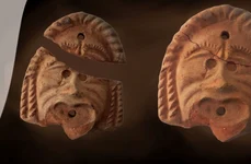 Antefixul cu mască tragică, descoperit în castrul roman Berzobis din Caraș-Severin (© Muzeul Național al Banatului)