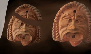 Antefixul cu mască tragică, descoperit în castrul roman Berzobis din Caraș-Severin (© Muzeul Național al Banatului)