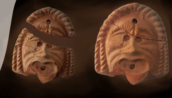 Antefixul cu mască tragică, descoperit în castrul roman Berzobis din Caraș-Severin (© Muzeul Național al Banatului)