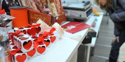 Îndrăgostiţii clujeni pot să-şi cumpere cadouri de la târgul de Valentine's de la Polus Center (foto: adevarul)