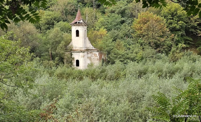 Vechea biserică din satul Baia Craiului, de la coada lacului Cinciș. Foto Daniel Guță ADEVĂRUL