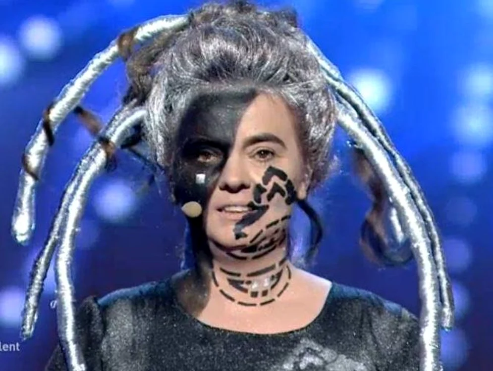 Profesoara de muzică a suprins când a apărut pe scena de la "Românii au talent", semifinala 4, costumată aşa 