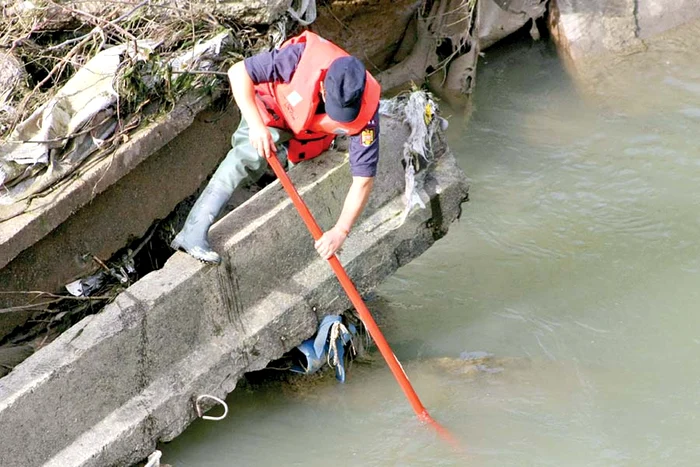 Criminalul-violator a fost dus de anchetatori în locurile unde a săvârşit faptele (Fotografii: mediafax)
