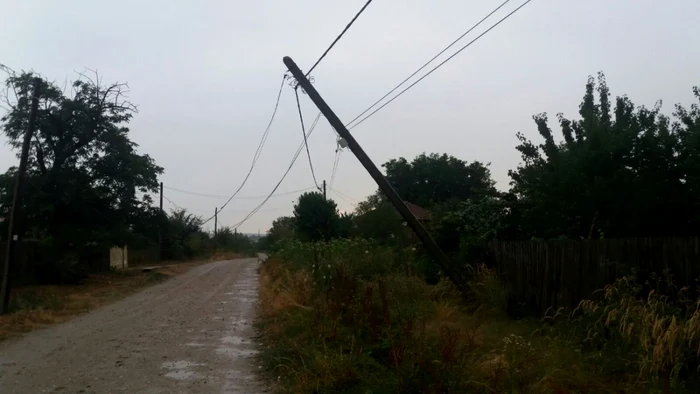 Vântul puternic a afectat reţeau de energie FOTO Arhivă Adevărul