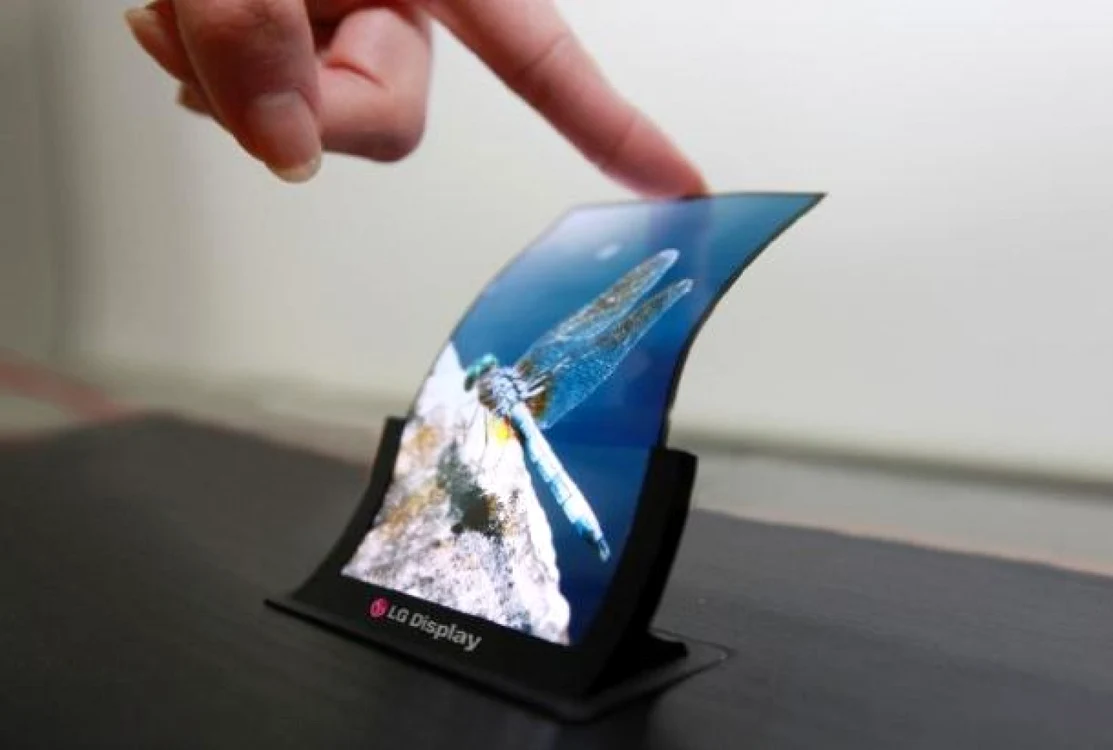Bateriile curbate sau cele inserate într-un cablu pot aduce pe piaţă astfel de gadgeturi FOTO LG