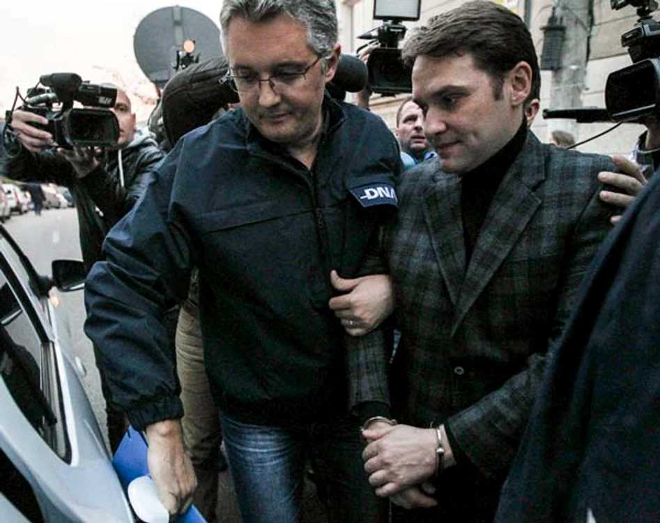 
    Dan Şova, la ieşirea din sala unde s-a desfăşurat şedinţa senatorilorFoto Facebook  