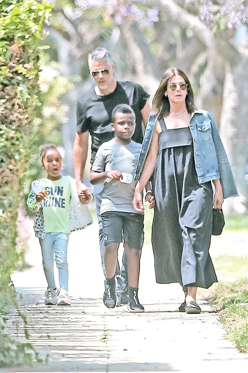 Sandra Bullock este fericită ca mamă a micuţilor, Louis, de 9 ani, şi Lola, de 6 ani