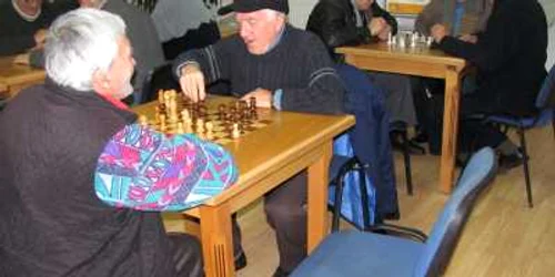 Vârstnicii preferă să stea la club decât acasă