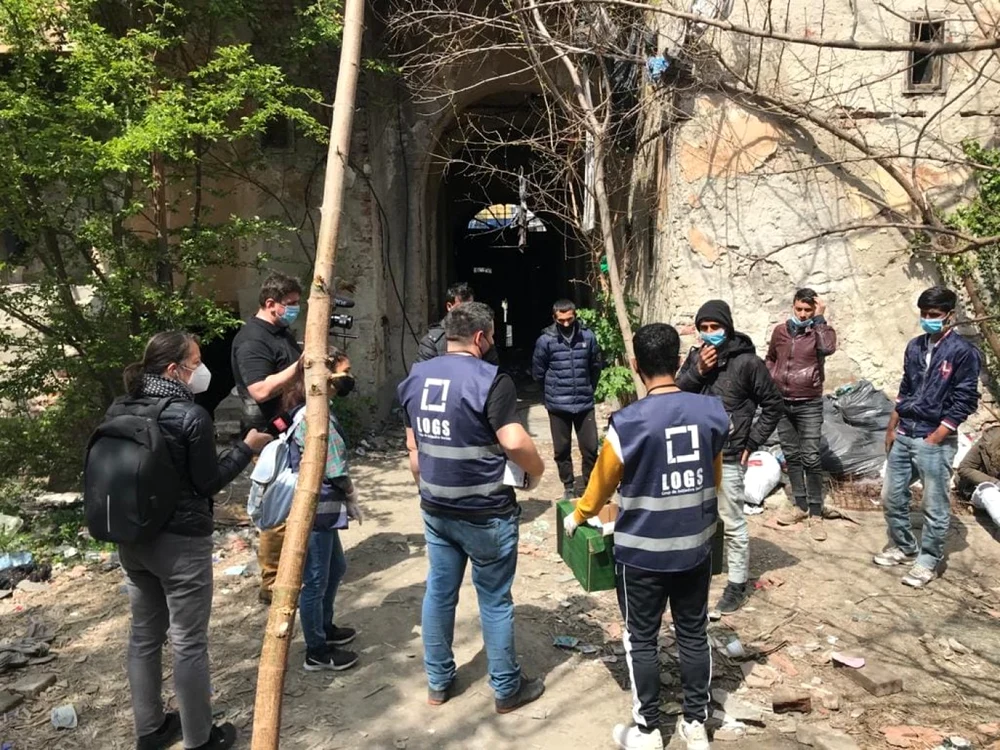 Voluntarii de la Logs au oferit asistenţă imigranţilor de pe stradă FOTO Logs Grup de Iniţiative Sociale