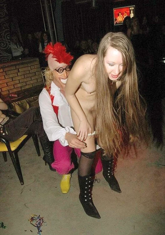 
    Spectacolul sexy a fost organizat în clubul unui lider de partid din Simferopol  