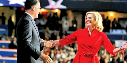 Candidatul republican la preşedinţie Mitt Romney şi soţia sa, Anne, pe scena convenţiei republicane 