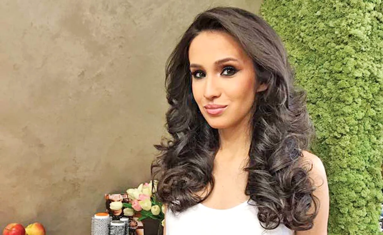 Ionela Coman, hairstylist şi expertă în aplicarea extensiilor de păr