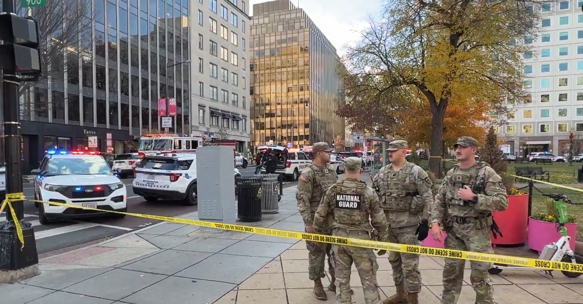 Atac armat în apropierea Casei Albe. Doi membri ai Gărzii Naționale, împușcați