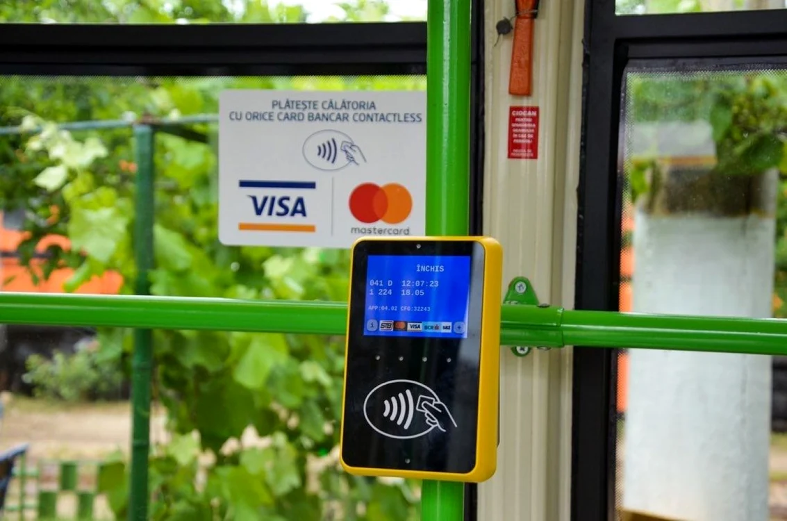 Dispozitiv pentru plata cu cardul în toate mijloacele de transport în comun din Bucureşti FOTO STB