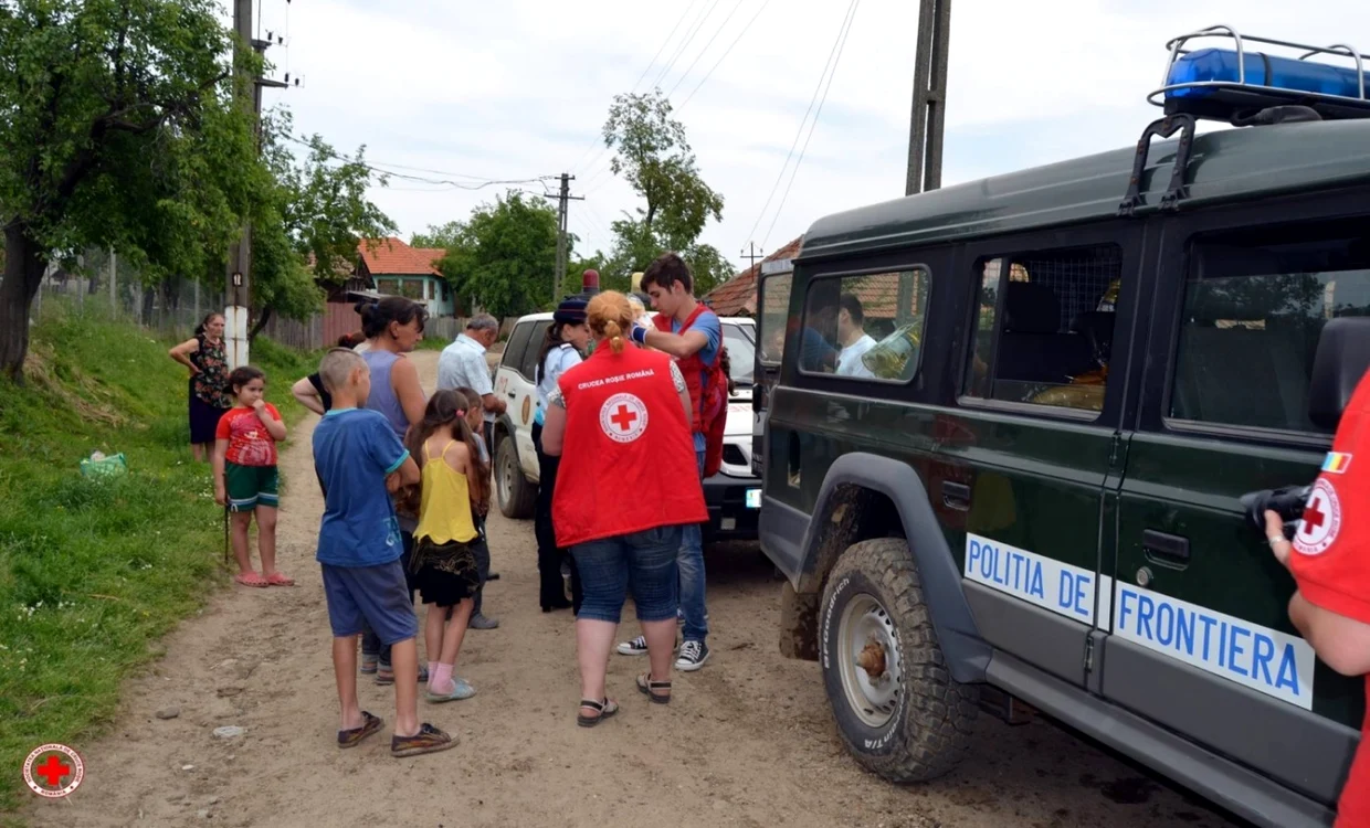 Ajutoare pentru localnicii din Oprăneşti FOTO Alexandra Georgescu