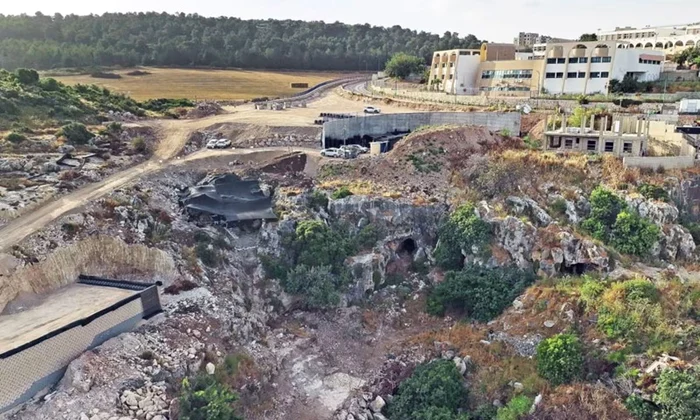 Peștera preistorică descoperită lângă Fureidis, în nordul Israelului (© Emil Aladjem / Israel Antiquities Authority)