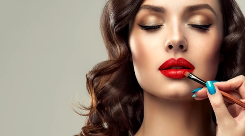 Rujul roşu este purtat de milenii FOTO Shutterstock clickpentrufemei.ro