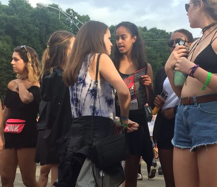 
    Malia Obama, înconjurată de prietenele cu care a mers la concertfoto: Twitter  
