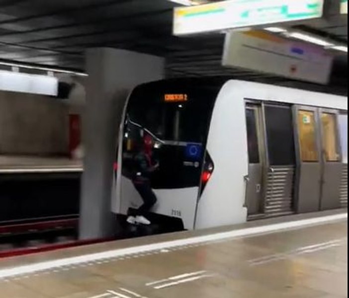 Un nou trend printre adolescenții rebeli sau o nouă provocare nebunească pe Tik Tok? Imaginea inconștienței în metrou