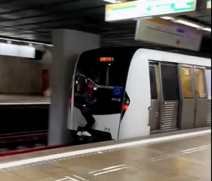 Tânărul inconștient a fost filmat cățărat pe tamponul unui tren. FOTO: Captură video