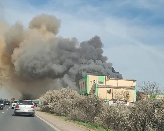 Incendiu la fosta fabrică de ţigarete de la Săcălaz FOTO Info Trafic Timiş