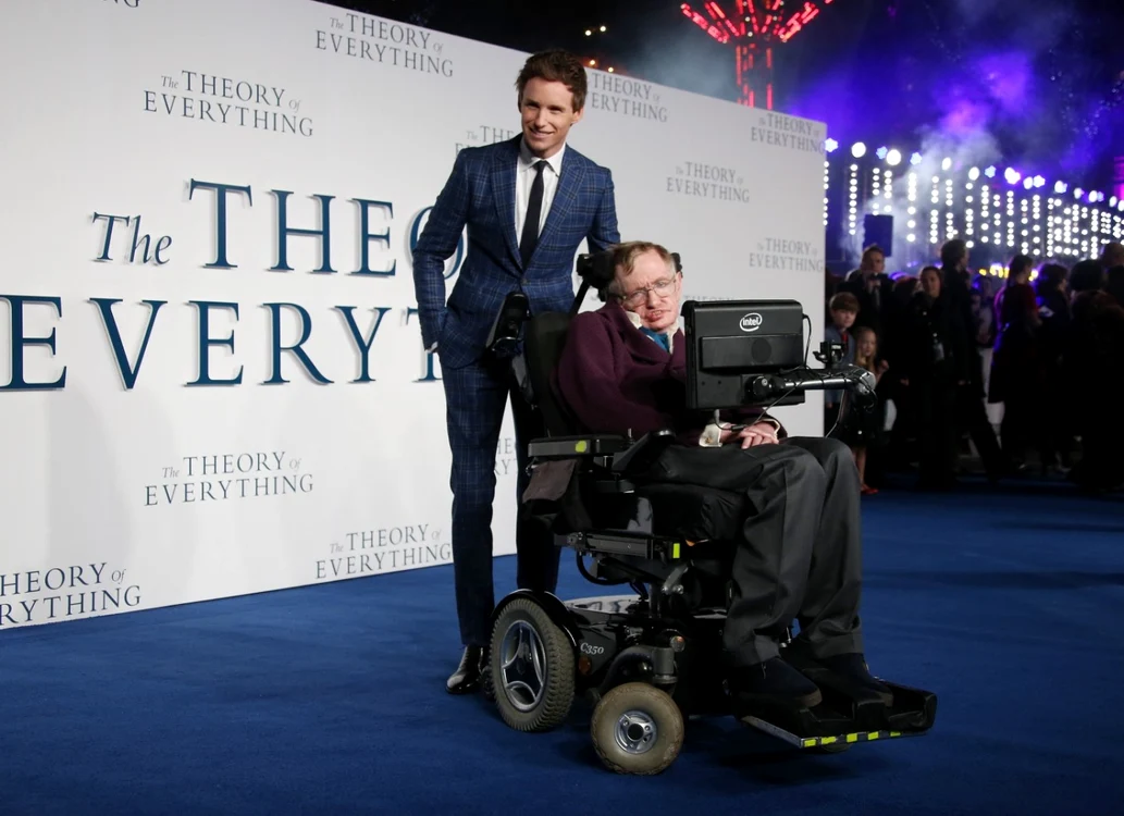 Eddie Redmayne, alături de Stephen Hawking la premiera filmului „Teoria întregului“ FOTO Guliver/Getty Images