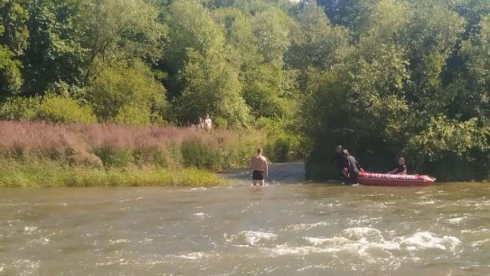 Un cuplu şi copilul de 8 luni, izolaţi pe o insulă formată pe Strei prin deversarea barajului, salvaţi de pompieri