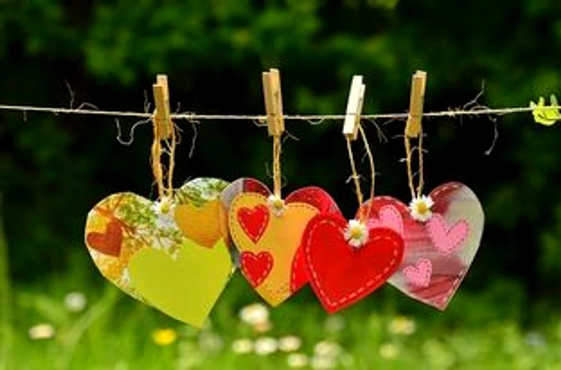 Atunci când suntem la începutul relaţiei, avem o plăcere deosebită să povestim partenerului tot felul de lucrurifoto: Pixabay.com
