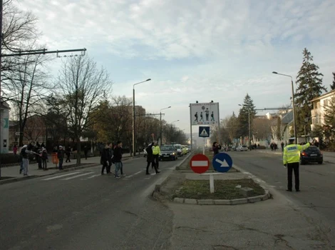 Micuţii au fost ajutaţi de poliţiştii de la rutieră şi poliţiştii locali FOTO