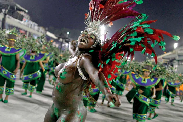 Will şi-a făcut loc prin mulţime să le vadă pe dansatoare ( Fotografii: Guliver/splashnews/reuters/afp)