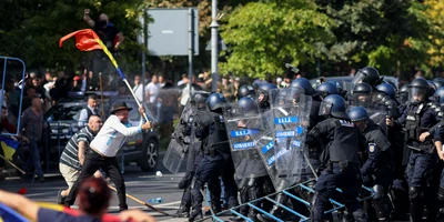 Ciocniri violente între forțele de ordine, fermieri și reprezentanți ai mișcărilor suveraniste, în București. FOTO Inquam Photos / George Călin