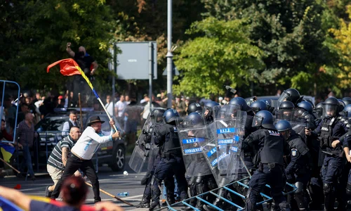 Ciocniri violente între forțele de ordine, fermieri și reprezentanți ai mișcărilor suveraniste, în București. FOTO Inquam Photos / George Călin